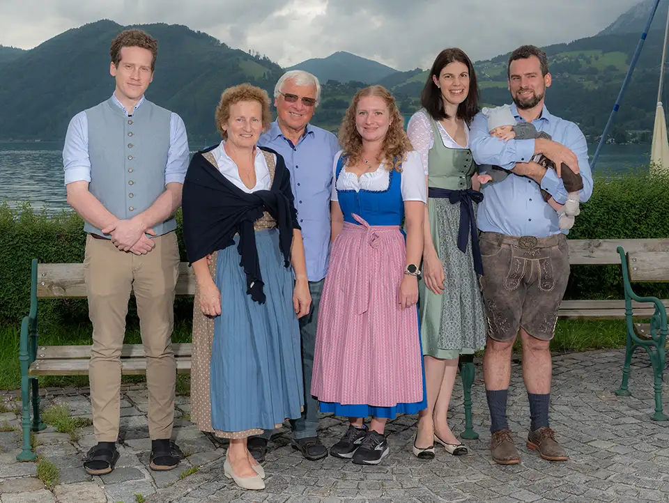 Familie Stadler von links nach rechts: Martin Stadler, Barbara Stadler, Johann Stadler, Barbara Stadler, Tamara Mair, Christopher Mair, Stefan Stadler